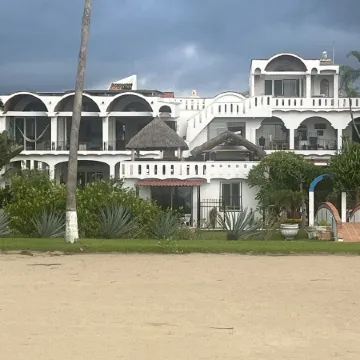 Spacious 2 bedroom oceanfront apartment