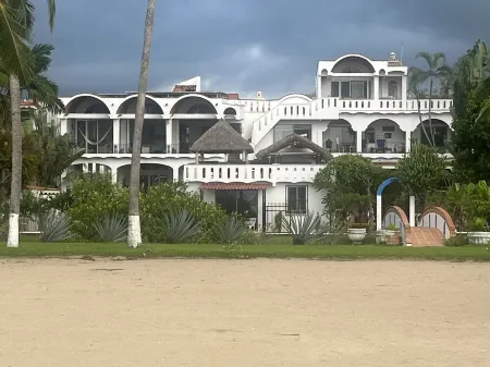 Spacious 2 bedroom oceanfront apartment Отели в г. Компостела