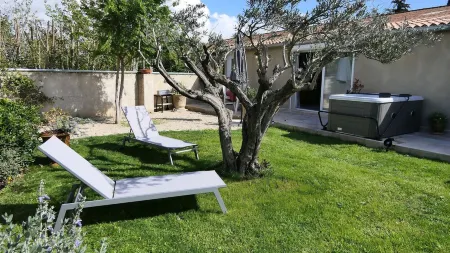 Apparently vacation home with hammam and private jacuzzi Отели в г. Сен-Мартен-де-Кро