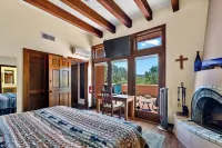 Private Upscale Mountain View Retreat Just  12 Minutes from the Santa Fe Plaza. Hotels in Chupadero