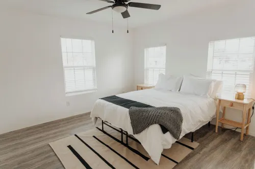 Private Pickleball Court! Lovely 2 Bedroom Home - Minutes to Everything