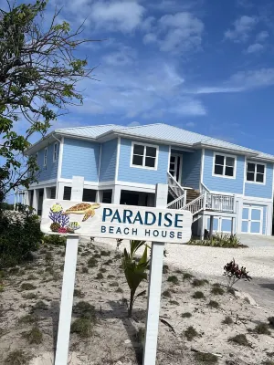 Paradise Beach House a new 4 bedroom beachfront house with pool Joe's Studio附近的飯店
