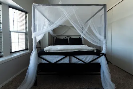 Charming 2-bedroom townhome with AC, WiFi in enchanting Aurora Отели рядом с достопримечательностью «Парк штата Черри Крик»