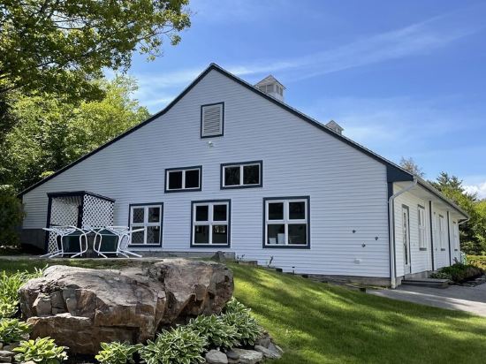 Brand New Condo! Sleeps 6, Full kitchen, Walk to Beach/Town, Pools, Grill, Yard