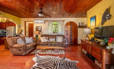 private oceanview villa, 3 bedroom gem-walking distance to the beach