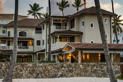 Beach House with Private access to the beach for 24 guest