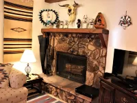Angel Fire Mountain Retreat! Cozy 2 bedroom, 2 bath condo, sleeps 6 people. Hotels in Angel Fire