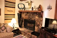 Angel Fire Mountain Retreat! Cozy 2 bedroom, 2 bath condo, sleeps 6 people.
