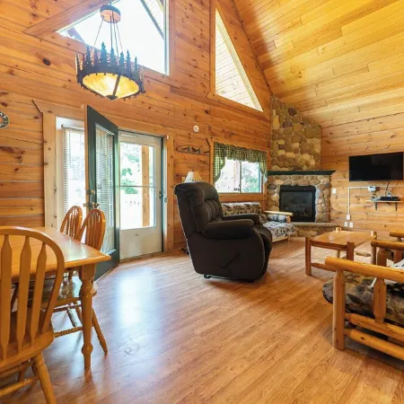 Cozy 3-bdrm cabin in Warrens with AC WiFi and a beautiful view off the back deck