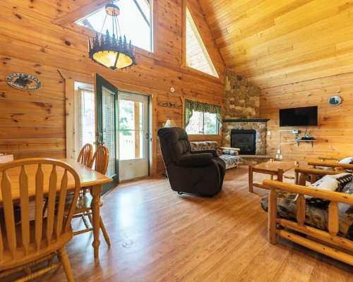 Cozy 3-bdrm cabin in Warrens with AC WiFi and a beautiful view off the back deck Hotels in Warrens