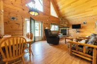 Cozy 3-bdrm cabin in Warrens with AC WiFi and a beautiful view off the back deck