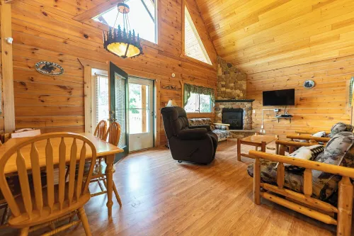 Cozy 3-bdrm cabin in Warrens with AC WiFi and a beautiful view off the back deck