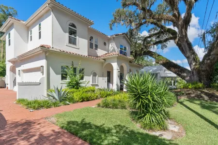 Located in the heart of lovely College Park easy access to downtown Orlando. Отели рядом с достопримечательностью «Harry P Leu Gardens»