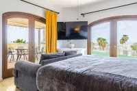 Gorgeous 6 Bdr. Home in Cabo Bello, Walk to the beach, Heated Pool & Ocean Views