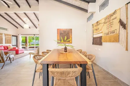 Newly Remodeled Beachfront Home! Отели рядом с достопримечательностью «Плайя Потреро, Коста-Рика»