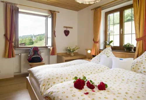 Free parking Just a 5-minute walk to the village center, the cross-country ski trail and the ski bus 라이트임윙클 호텔