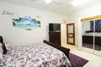 Island Castle Rentals - Saltwater Pool & Hot Tub- Lovely 3 Bedrooms Hotels in Northwest