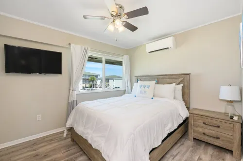 Walk to the beach! Sleeps 4, full kitchen, one bedroom, one bath