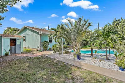 Charming Bungalow w/ Pool in North Palm Beach Hotels near Woodbine Commons