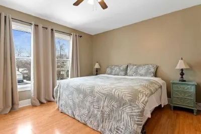 Perfection near the River - 4 Bedroom with Main Floor Bedroom and Ensuite Bath Hotel a 