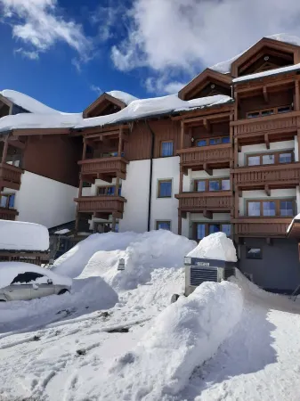 Ski in ski out location, ski school at the door, ideal for children