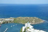 Newly Renovated Luxury Ocean Front Condo* Stunning Lighthouse Escape!