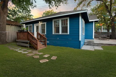 Big Blue Casita steps away from Downtown/Pearl Brewery Отели рядом с достопримечательностью «Сан-Антонио Ботаникал Гарден»