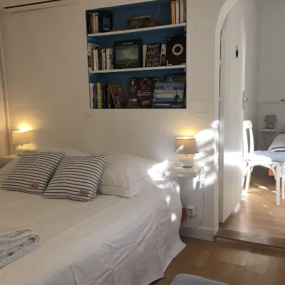 Small house, air conditioning and shaded garden, in a quiet area near the beach