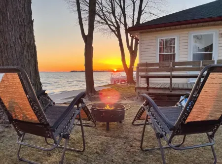 Niagara Dreamhouse on the lake with Private Beach! Family & Friends Vacation.