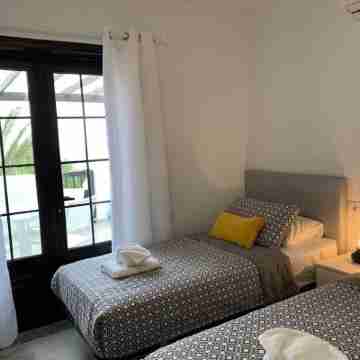 5 Star, 2 x True Ensuite’s, Beach 20 meters, Pool, AC, FREE WIFI, Full TV. Rooms