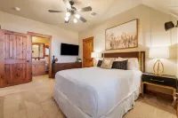 Pickleball & Resort Style Pool - Lake Travis Hill Country Luxury Cabin @ Hollows