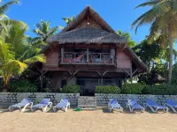 Waterfront villa with live-in staff! Hotels in 