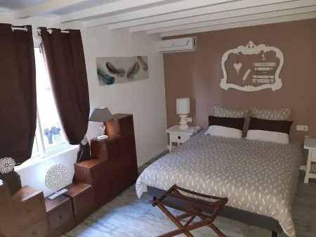 Cosy apartment with private pool and terrace. Facing ilet Pinel