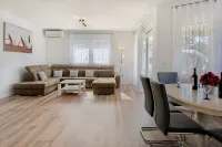 Holiday Home Petar - Three Bedroom House with Pool