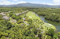 Renovated 2-bedroom condo with WiFi, AC inside Bahía Beach Resort