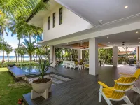 Beachfront Modern Luxe Villa Steps from the Sand! Hotel a Esterillos Este