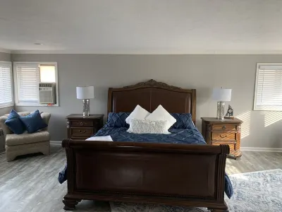 Paradise Lake Michigan Beach home with inground pool,  hot tub, sleeps 20 Kangaroo Palace 주변 호텔