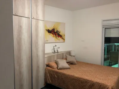 Renovated building, 150m2, 4 bedrooms-air-cond, terrace and barbecue, standing in the sand. Empório Espaço Gourmet - Riviera de São Lourenço Bertioga,sp附近的飯店
