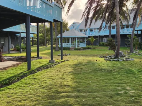 Sealofts #18: Cozy 2-bed loft-style condo on the water with WiFi, pool and AC 聖基茨酒店