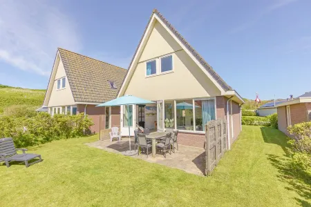 Vacation home in a unique location at the foot of the dunes Отели в г. Callantsoog