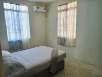 Comfortable, local home with A/C and private verandah Hotels in 