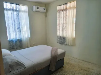 Comfortable, local home with A/C and private verandah Hotels in 