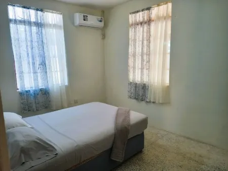 Comfortable, local home with A/C and private verandah Отели в г. Калибиши