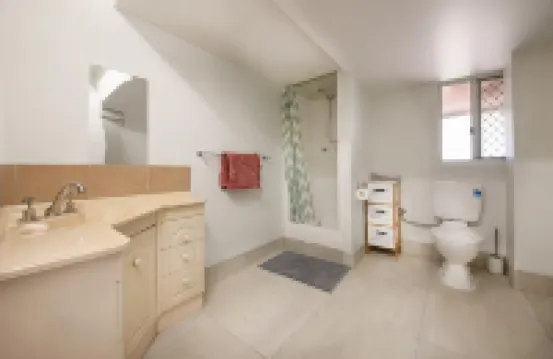 Beautifully located apartment, seconds to the bush, minutes from the beach