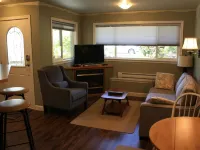 MeadowBrook Suite Deluxe 2 BDRM w/ Yard and Hot Tub Hotels in Squamish