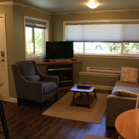 MeadowBrook Suite Deluxe 2 BDRM w/ Yard and Hot Tub