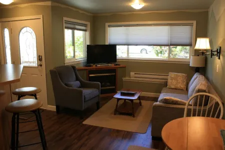 MeadowBrook Suite Deluxe 2 BDRM w/ Yard and Hot Tub