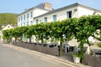 Logis Hôtel & Restaurant - les Bords de Seine Hotels near Museum of Impressionism Giverny
