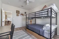 Modern Rock 3BR 3B Downtown