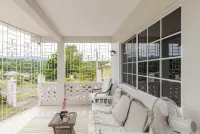 Andeve's modern, quiet home away from home  with 4 bedrooms 2 bathrooms sleeps 8